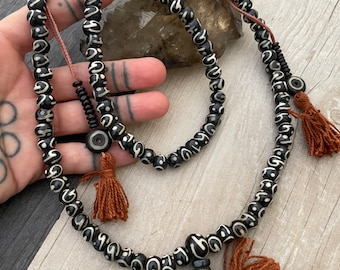 Black & White Quasten Mala Kette: 108 Meditationsperlen aus Nepal