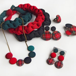 Boucles doreilles rouge tartan, boucles doreilles rouges, cadeau de Noël, boucles doreilles poteau rouge, boucles doreilles à clous rouges, Léger rouge, Boucles doreilles bouton tartan rouge image 3