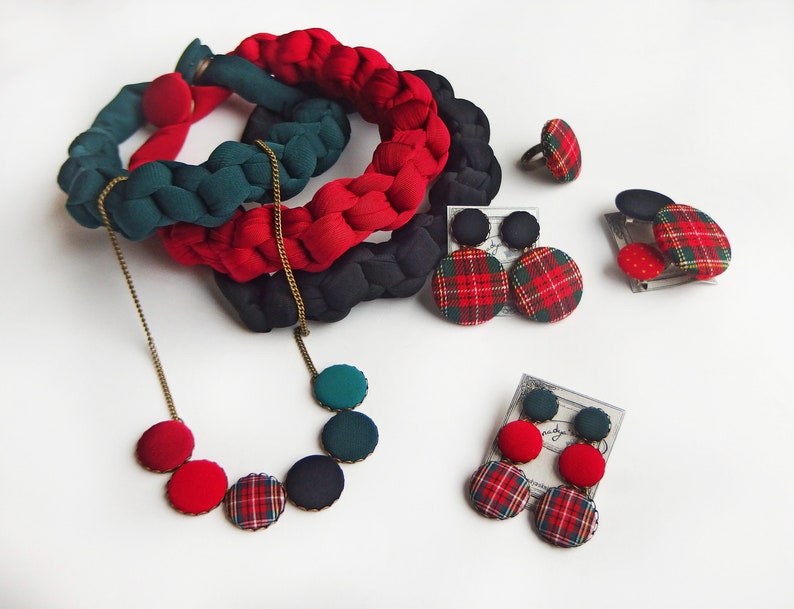 Boucles doreilles rouge tartan, boucles doreilles rouges, cadeau de Noël, boucles doreilles poteau rouge, boucles doreilles à clous rouges, Léger rouge, Boucles doreilles bouton tartan rouge image 3