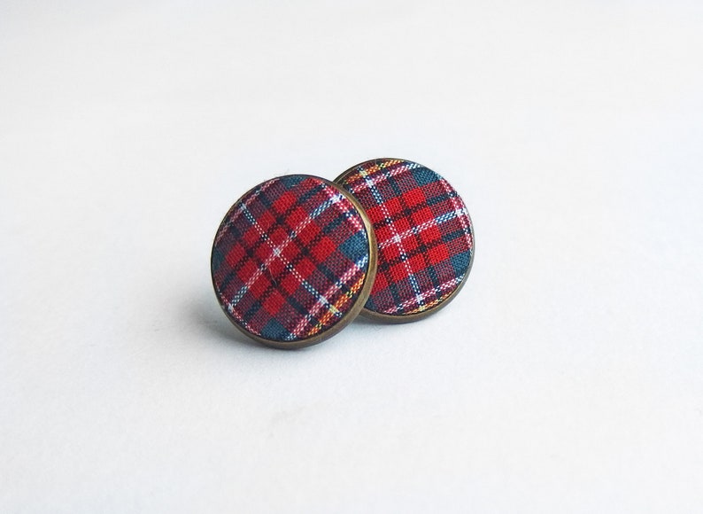 Boucles doreilles rouge tartan, boucles doreilles rouges, cadeau de Noël, boucles doreilles poteau rouge, boucles doreilles à clous rouges, Léger rouge, Boucles doreilles bouton tartan rouge image 1