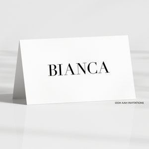 Cartões de casamento com nomes em fonte moderna | Cartões de barraca dobrados para mesa de recepção de casamento