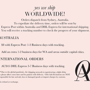 Może przedstawiać: Tekst na r&oacute;żowym tle, kt&oacute;ry brzmi "yes we ship WORLDWIDE!"  Zam&oacute;wienia są wysyłane z Sydney w Australii. Aby przyspieszyć czas dostawy, zam&oacute;wienia będą wysyłane za pośrednictwem Express Post w Australii i DHL Express dla wysyłek międzynarodowych. Otrzymasz numer śledzenia, aby sprawdzić postęp wysyłki. AUSTRALIA  &bull; 8 $ z Express Post: 1-3 dni robocze z możliwością śledzenia. &bull; Dodaj dodatkowe 1-2 dni robocze dla WA i obszar&oacute;w poza stolicami. ZAM&Oacute;WIENIA MIĘDZYNARODOWE  &bull; 45 $AU DHL Express: 3-7 dni robocze z możliwością śledzenia. ** Ze względu na globalną pandemię sieć wysyłkowa doświadcza niewielkiego op&oacute;źnienia, dlatego prosimy o zarezerwowanie dodatkowego czasu i cierpliwość w związku z dostawą. Ooh Aah Invitations NIE ponosi odpowiedzialności za sp&oacute;źnione dostawy, utratę lub uszkodzenie towar&oacute;w lub opłaty importowe pobierane przez służby celne. Brak zwrotu pieniędzy lub wymiany.  Stylizowana litera "A" w kolorze czarnym i białym z okręgiem wok&oacute;ł.