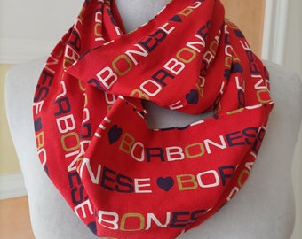 Borbonese nekwarmer en katoenen muts, allemaal met vintage logo.