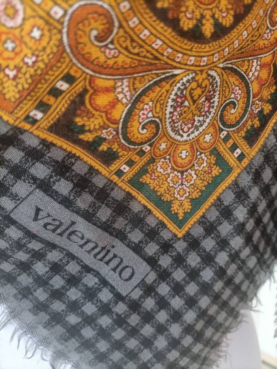 Foulard En Soie Valentino - Modèle Chiffon Multicouleur - Occasion - Écharpe Femme