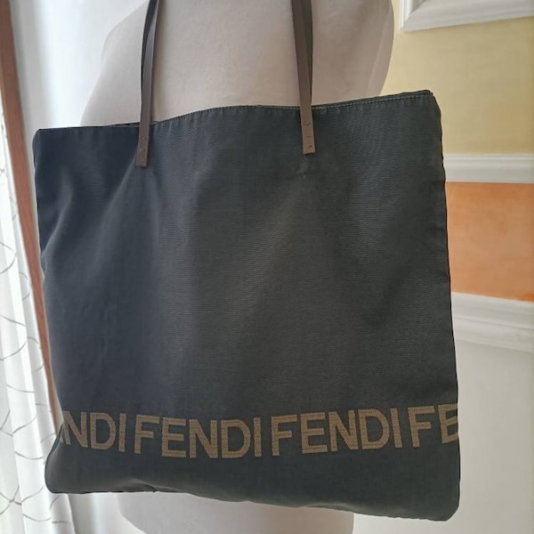 Fendi, schwarze Stoff- und Ledertasche.