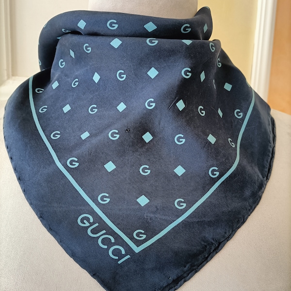 Gucci,  fazzoletto da taschino e da collo in seta blu con logo vintage.