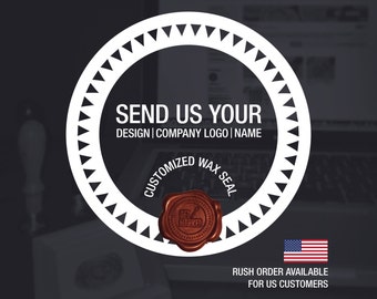 Può includere: Un cerchio bianco con un bordo di triangolo nero e il testo "SEND US YOUR DESIGN | COMPANY LOGO | NAME" all'interno. Sotto il cerchio c'è un sigillo di cera rosso con il testo "CUSTOMIZED WAX SEAL". Il sigillo ha un segno di spunta all'interno. Lo sfondo è nero. Il testo "RUSH ORDER AVAILABLE FOR US CUSTOMERS" è sotto il sigillo. Una bandiera americana è a sinistra del testo.