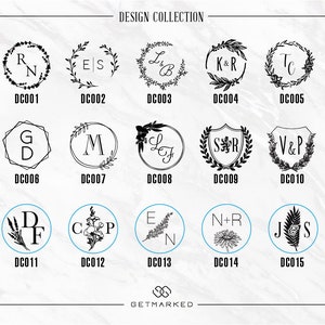 Pu&ograve; includere: Una collezione di 15 diversi design di monogrammi con iniziali, elementi floreali e forme geometriche. Ogni design &egrave; racchiuso in un cerchio o uno scudo ed &egrave; etichettato con un codice univoco, come DC001, DC002, ecc.