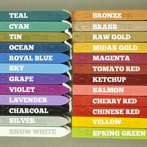 Pu&ograve; includere: Una collezione di 20 bastoncini di cera per sigilli in vari colori, tra cui teal, ciano, stagno, oceano, blu reale, cielo, uva, viola, lavanda, carbone, argento, bianco neve, bronzo, ottone, oro grezzo, oro di Midas, magenta, rosso pomodoro, ketchup, salmone, rosso ciliegia, rosso cinese, giallo e verde primavera. Ogni bastoncino ha un'etichetta con il nome del colore e le parole "Cera per sigilli".
