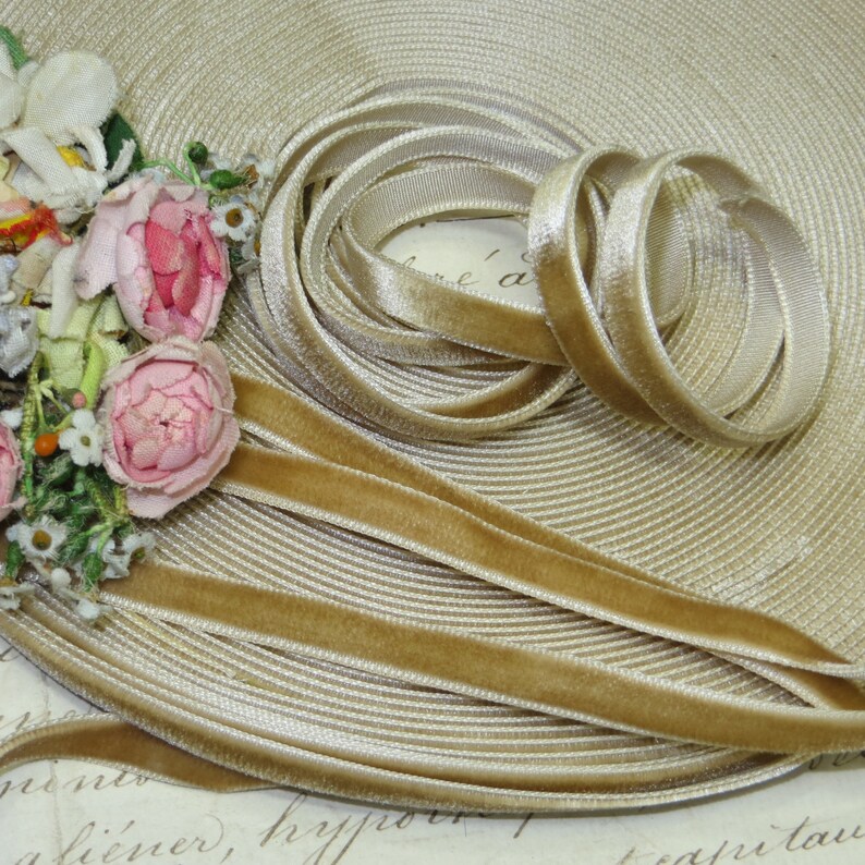 VINTAGE 1//4/" VELVET RIBBON 3 yd IVORY DOLL HATS Swiss