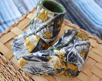 Baby Booties Stay On, Camo Advantage Timber Realtree fall