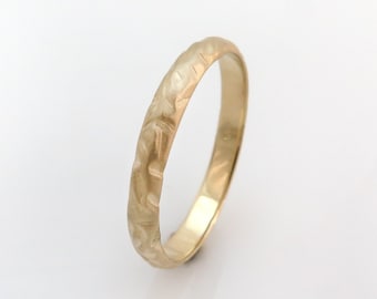 Anillo de bodas de oro de 14 quilates para hombre, anillo de bodas único, anillo de oro de 18 quilates, anillo de oro martillado, anillo facetado, anillo de oro rústico, anillo grabado, anillo texturizado