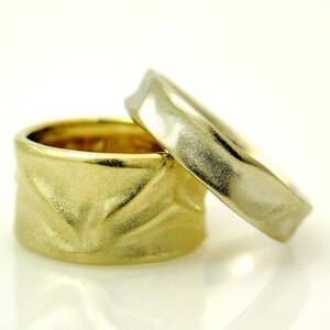 カップルの結婚指輪セット - 14K または 18K ゴールドのワイドなボヘミアン スタイル リング