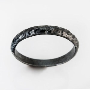 Alianza de plata, anillo de plata negra, anillo de plata oxidada, anillo negro apilado, joyería oxidada, anillo martillado, anillo rústico, anillo gótico