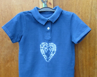 Shibori Kleinkind Polo Shirt - Cobalt Blue Shibori Polo T-shirt für 2-Jährige - Herz Motiv Kinder Top mit Placket und Jakobsmuschel Kragen