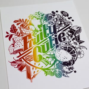 Puede incluir: Un juego de tres tazas de cerámica con un acabado mate moteado. Las tazas son de color crema, gris claro y gris oscuro. Cada taza tiene un diseño simple y minimalista y un asa redondeada.