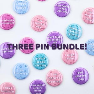 Puede incluir: Colección de coloridos pines redondos con varias frases, incluyendo "I need space" y "Low energy day". Los pines son en tonos de rosa, azul y morado, con acentos de estrellas. El texto "THREE PIN BUNDLE!" también es visible.