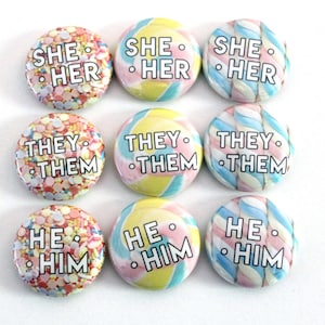 Bonbons Pastel Pronom Pin | Ils/eux, elle/elle, il/lui | Bouton de pronom trans, non binaire, genderfluid, genderqueer