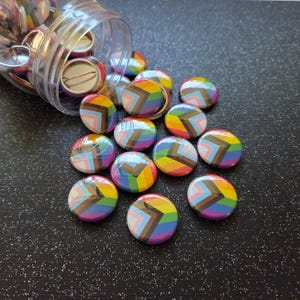 Pines con la bandera del orgullo LGBTQ+ de Bulk Progress: Mini botones de 2,5 cm