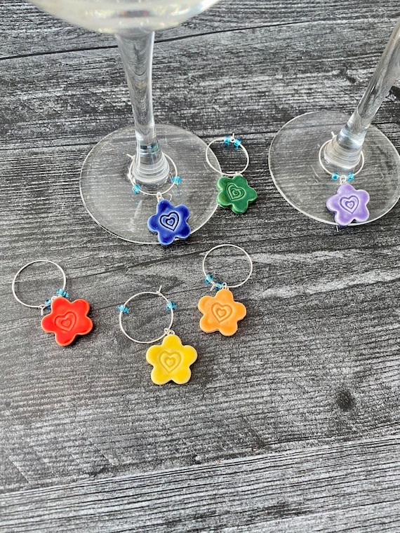 RESIN WOOD DISC WINE GLASS CHARM SET