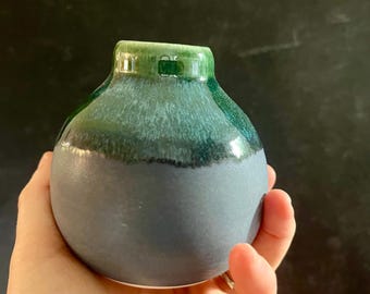 Piccolo vaso in ceramica a forma di bocciolo con smalti blu e verdi