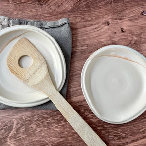 Handgemachte Keramik Löffel Ablage: Schattierungen von weißer Glasur, moderne Küche Dekor