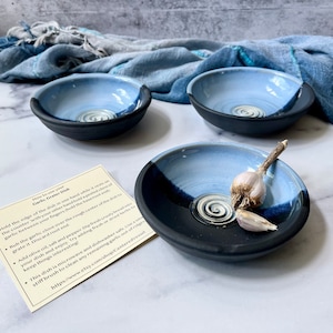 Garlic grater dish- garlic and oil dipping bowl- blue and black grater bowl for dipping bread- garlic gift, foodie gift, bread lover gift