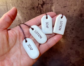 Dispensador de jabón y loción de cerámica hecho a mano. Etiqueta: Decoración estilo casa de campo.