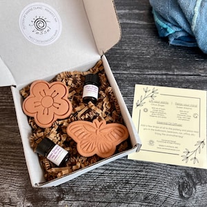 Terrakotta Geschenkset für ätherische Öle: Handgemachte Blume & Schmetterling