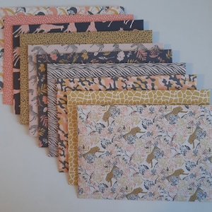 Puede incluir: Una colección de hojas de papel estampadas con varios diseños de animales. Los patrones incluyen rayas de cebra, manchas de leopardo, manchas de jirafa y diseños florales en tonos rosa, dorado y azul marino.