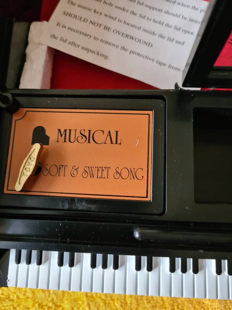 Musical piano jewellery box
