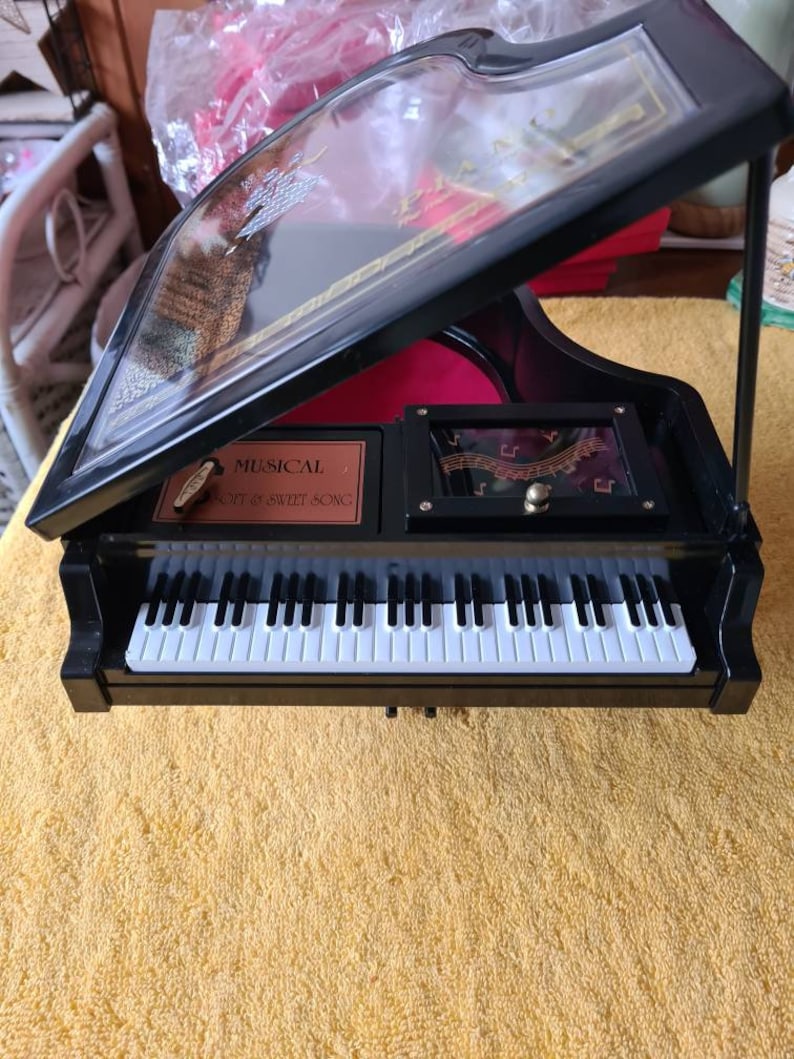 Musical piano jewellery box
