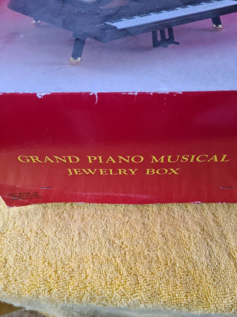 Musical piano jewellery box