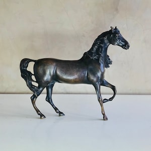 IMPRESSIONNANTE ESTATUILLA de CABALLO de bronce macizo figura equino a galope escultura antigua mid century de animal con pátina oscura