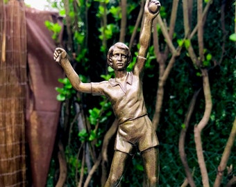 JUGADOR DE TENIS Figura de metal de Tenista en posición de saque escultura en color bronce con base cuadrada estatua sin raqueta