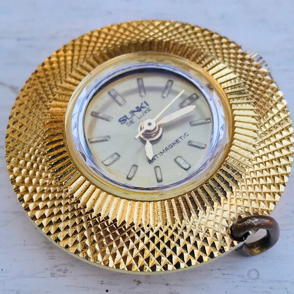 CURIOSO RELOJ COLGANTE Sunki Deluxe para dama reloj Mid Century collar dorado con máquina mecánica de 1970 New Old Stock Joya para cuello
