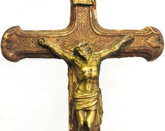 Raro CRUCIFIJO ANTIGUO de pared con figura de Jesucristo en la cruz estatua religiosa de iglesia escultura de estuco gótica con policromía