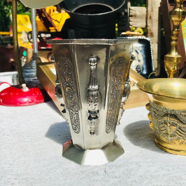 VASO de PLATA repujado de la India para lassi antigua copa étnica floral artesanal octogonal con baño de plata para bebida mediados Siglo XX