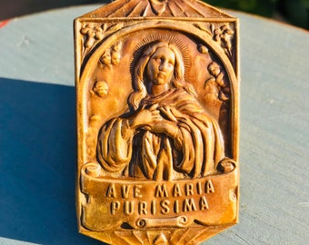 PLACA RELIGIOSA de la Virgen Ave María Purisima bonita chapa para puerta en relieve de 1940s icono religioso de latón patinado reliquia