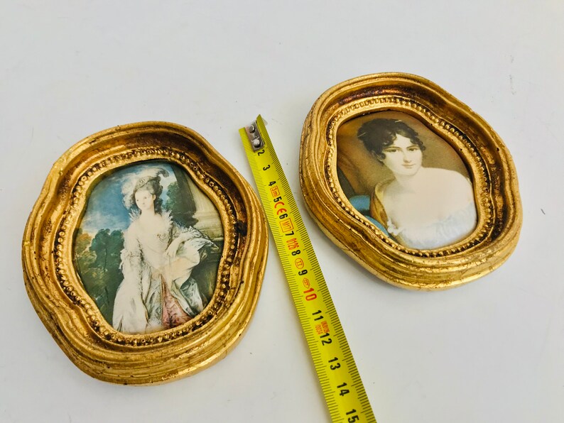 DOS PEQUEÑOS CUADROS Victorianos De Tela O Seda Acolchada Con Retratos ...