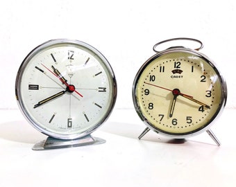 LOTE de dos DESPERTADORES VINTAGE de los años 60 despertador de mesa redondo rojo y azul antiguo reloj con alarma