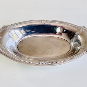 BANDEJA ANTIGUA de METAL plateado para joyas o tarjetas pequeño centro de mesa con adornos florales y baño de plata bombonera mid century