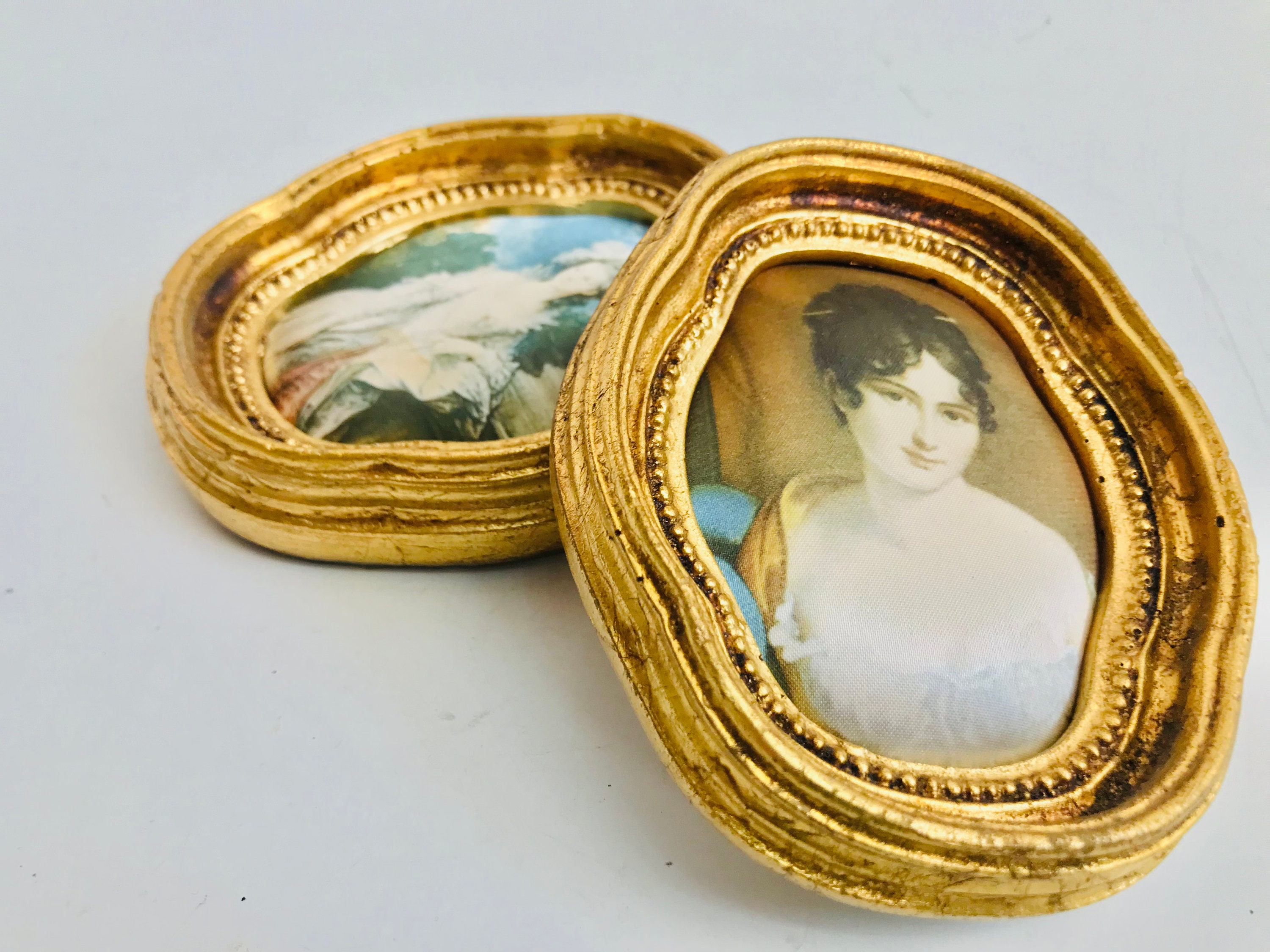 DOS PEQUEÑOS CUADROS Victorianos De Tela O Seda Acolchada Con Retratos ...