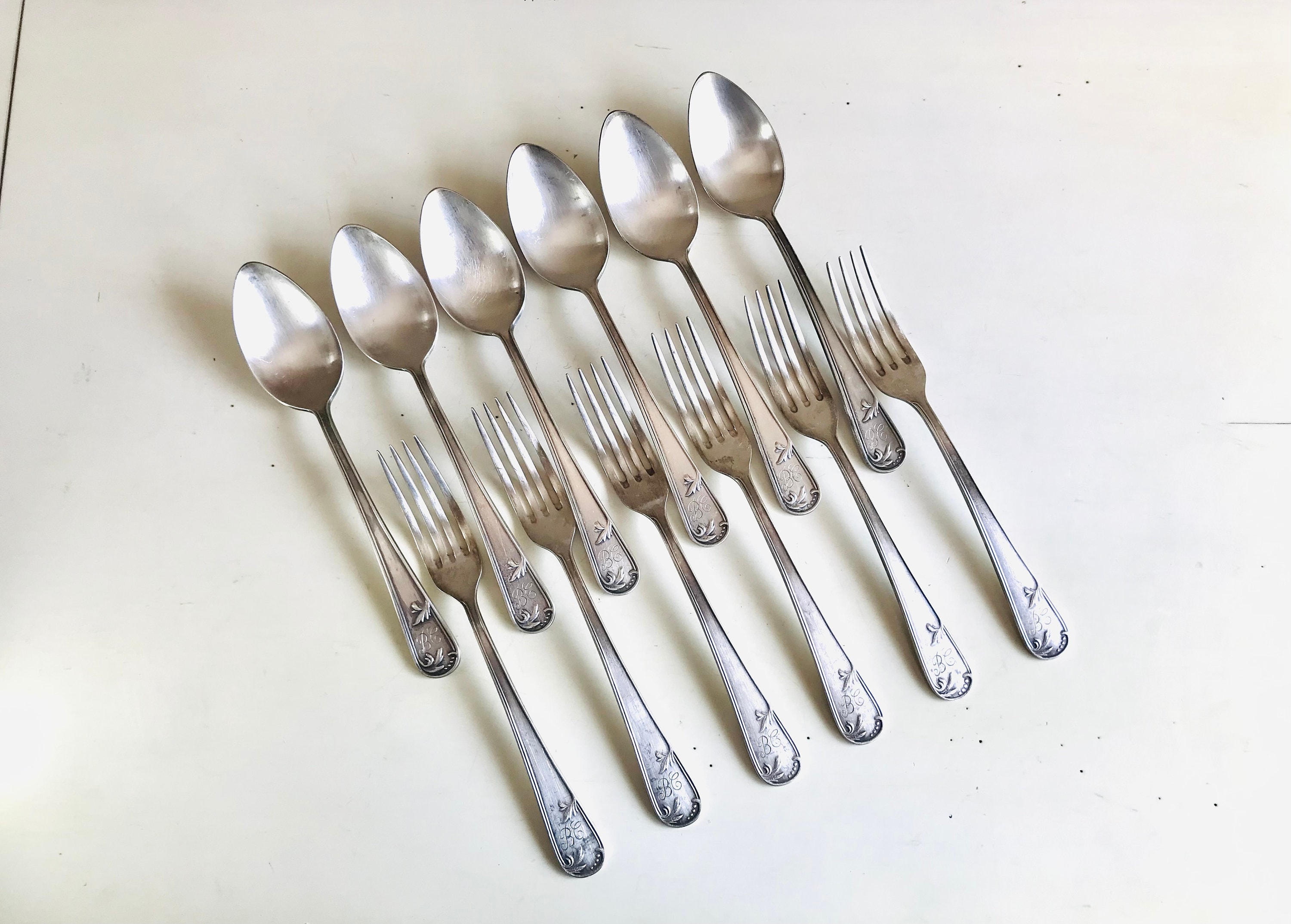 CUBIERTOS PLATEADOS VINTAGE セット デ 12 ユニダーデス シャパドス アン プラタ クベルテリア アンティグア テネドレス y クチャラス アンティグオス デ メサ オ コメドール