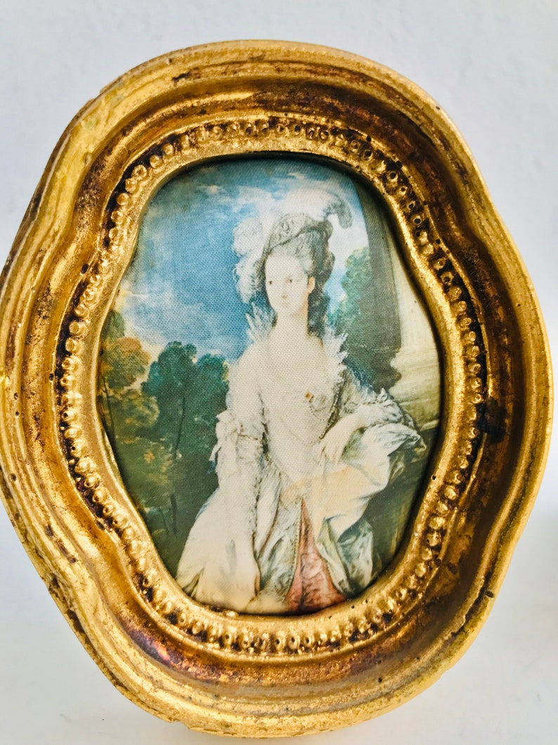 DOS PEQUEÑOS CUADROS Victorianos De Tela O Seda Acolchada Con Retratos ...