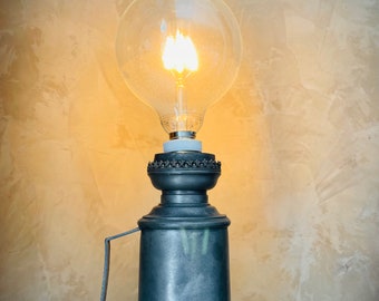 ANTIGUA LAMPARA de ESTAÑO luz única de mesa francesa años 1940s iluminación reciclada vintage de sobremesa con portalámpara hecha a mano