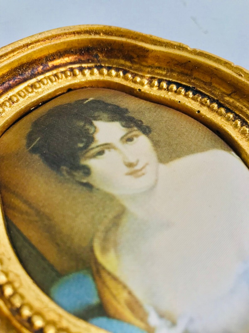 DOS PEQUEÑOS CUADROS Victorianos De Tela O Seda Acolchada Con Retratos ...