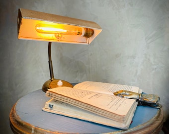 ANTIGUA LAMPARA de BANQUERO luz única de mesa francesa años 1950s iluminación de sobremesa vintage de notario dorada con portalámparas