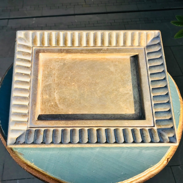 ELEGANTE BANDEJA ANTIGUA para servir centro de mesa de metal plateado con borde festoneado platillo mid century mantequillera vintage
