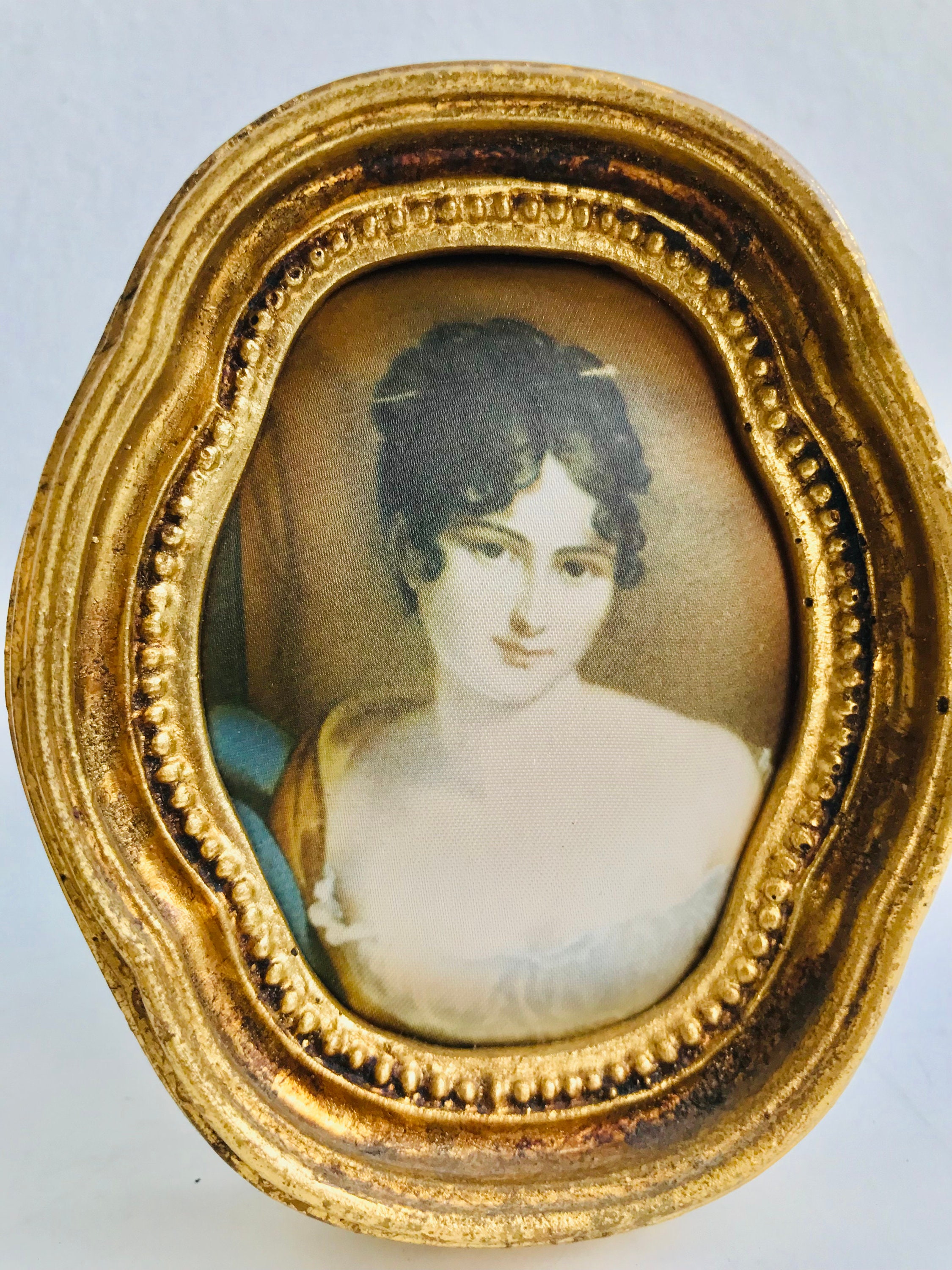 DOS PEQUEÑOS CUADROS Victorianos De Tela O Seda Acolchada Con Retratos ...